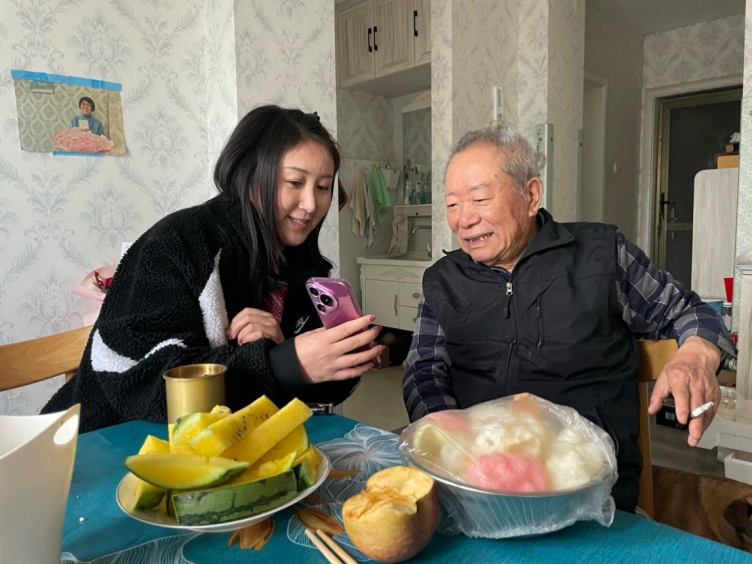 男人和女人在桌子前吃蛋糕
AI 生成的内容可能不正确。