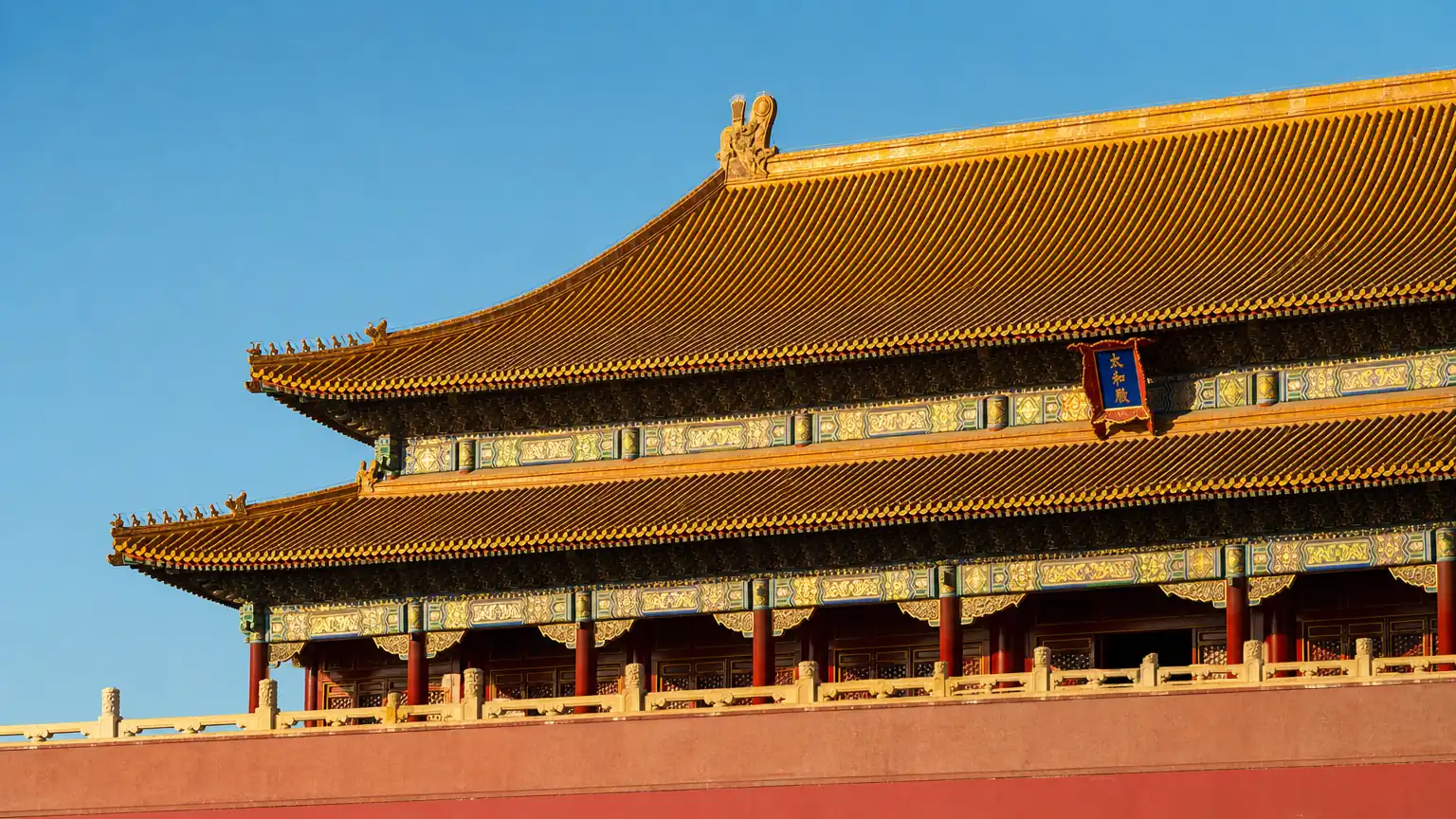 琉璃瓦与古代宫殿建筑图