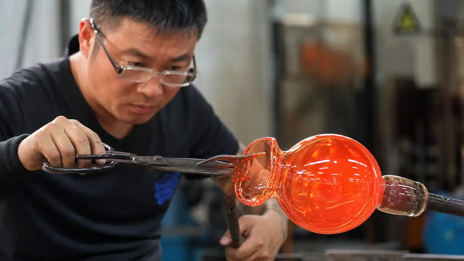 琉璃吹制:火中取形的古老技艺