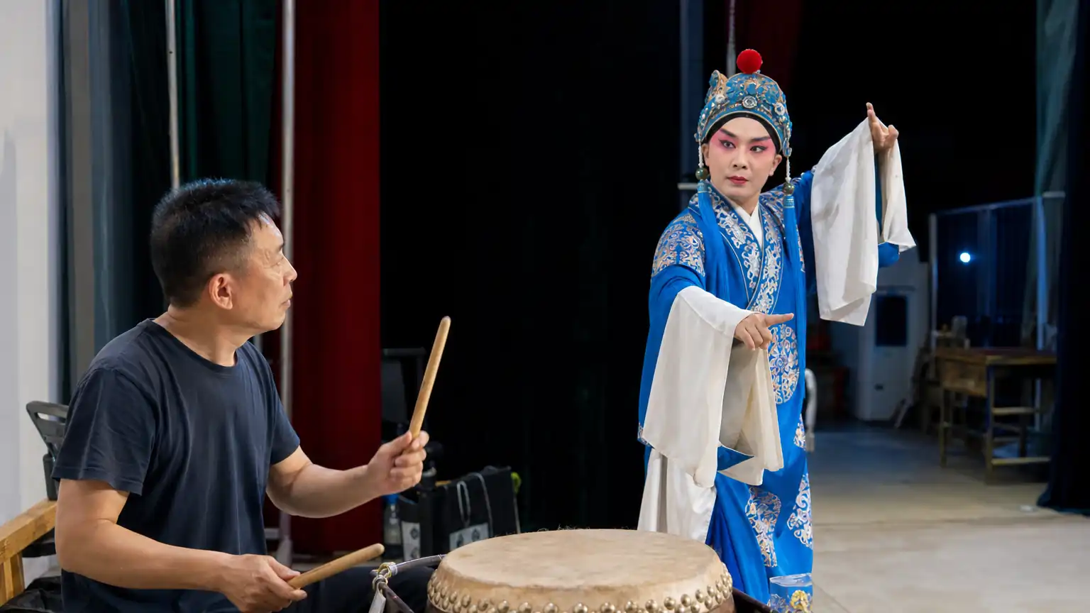 戏曲音乐中的锣鼓经:节奏如何组织舞台