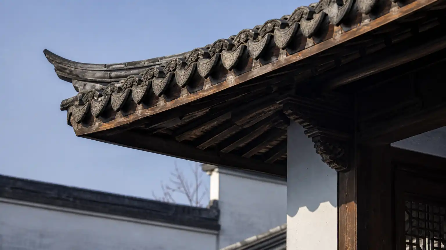 屋檐与窗棂:传统居住空间的细节之美