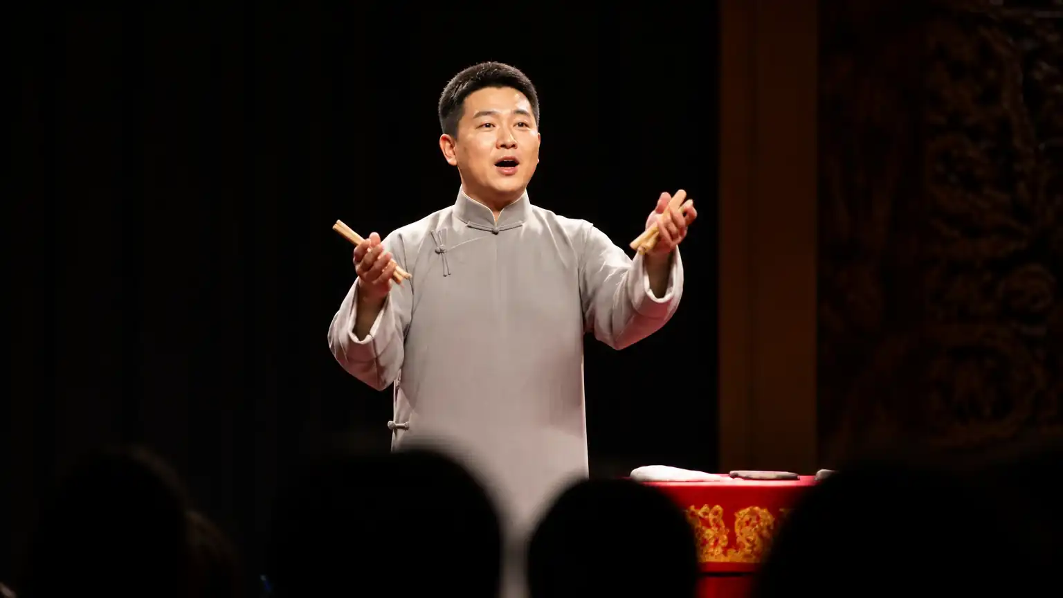 快板书演员击板表演图