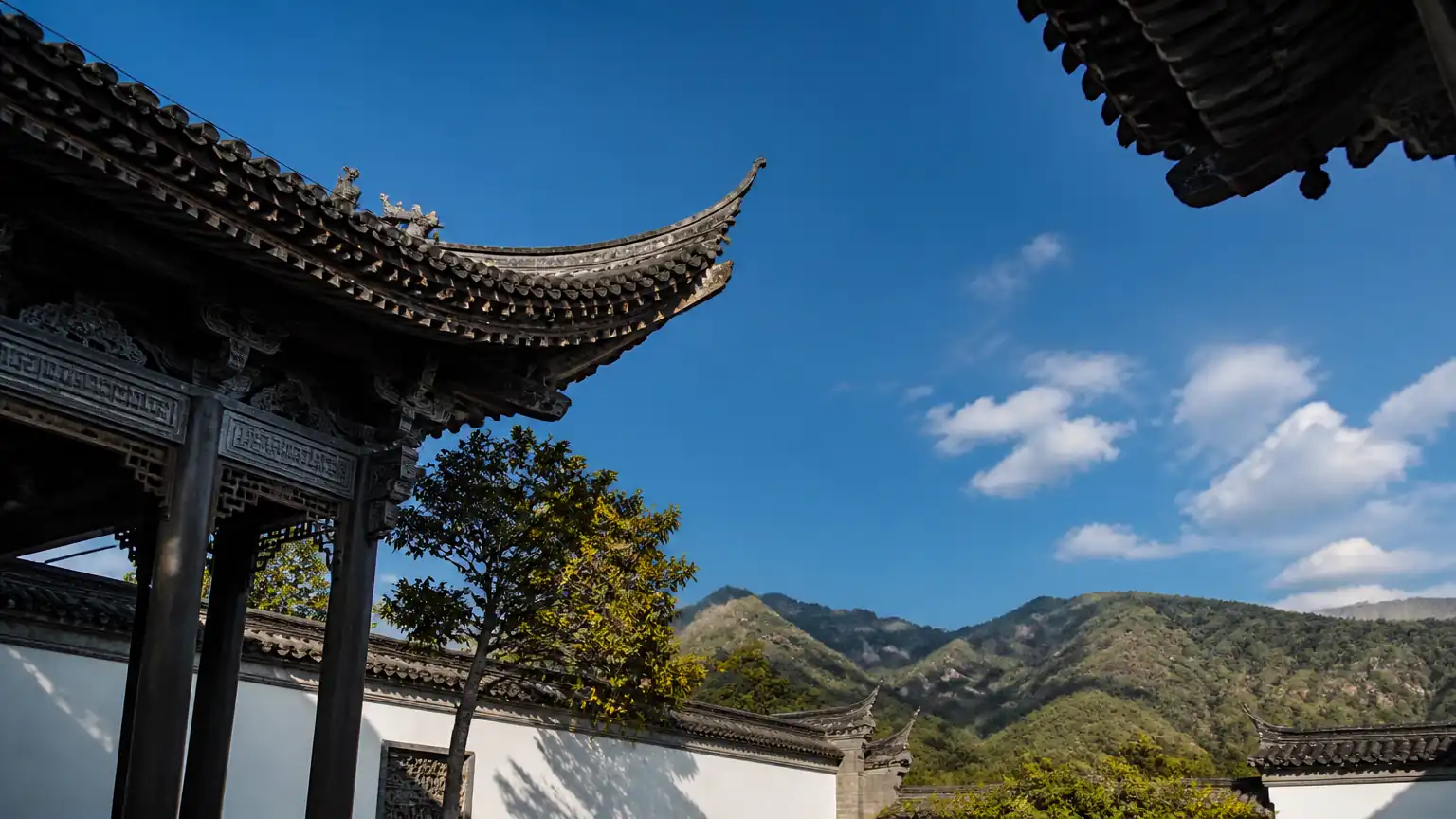 飞檐与天空远山呼应的庭院图