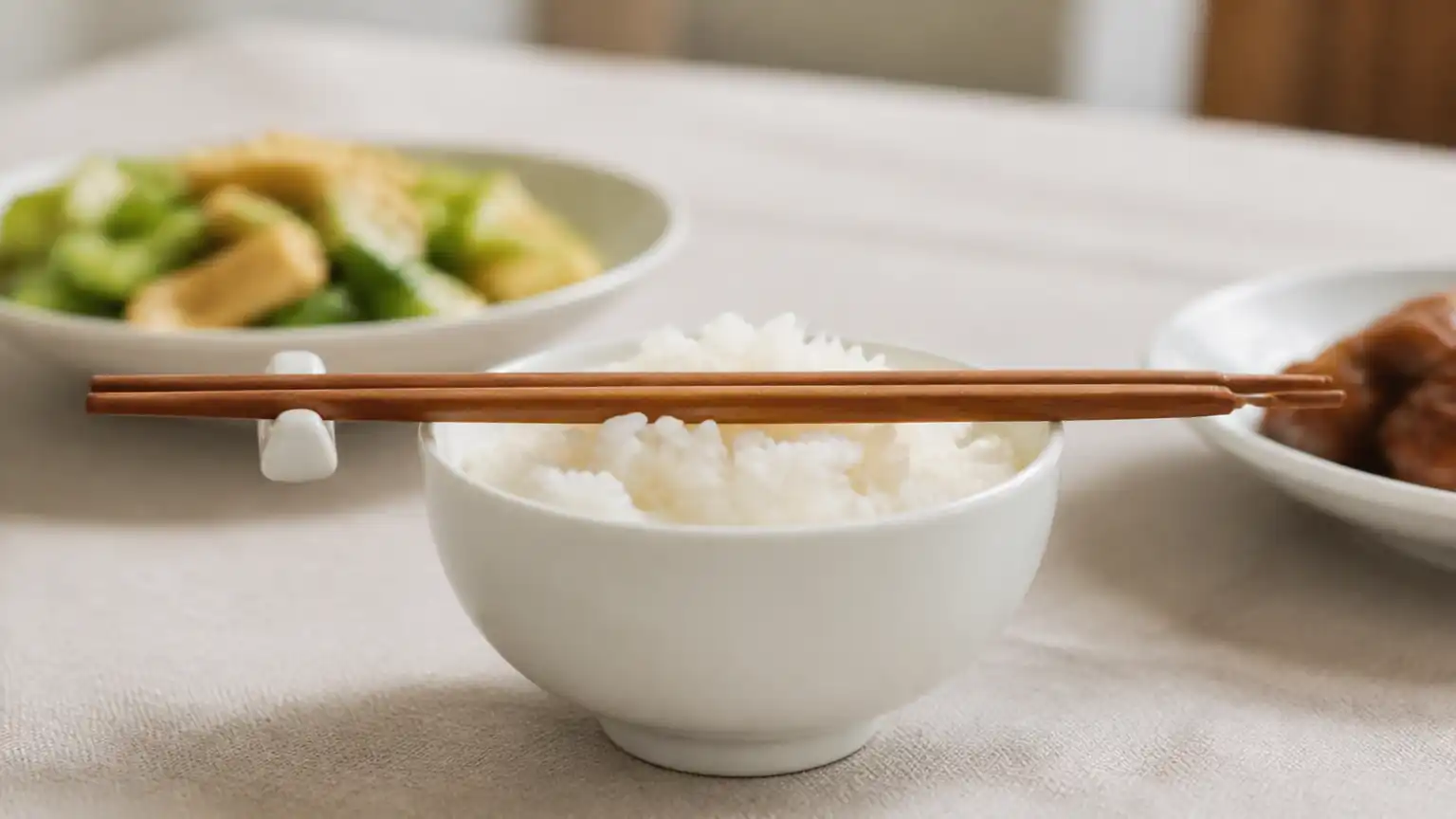 筷子平放碗边餐桌细节图
