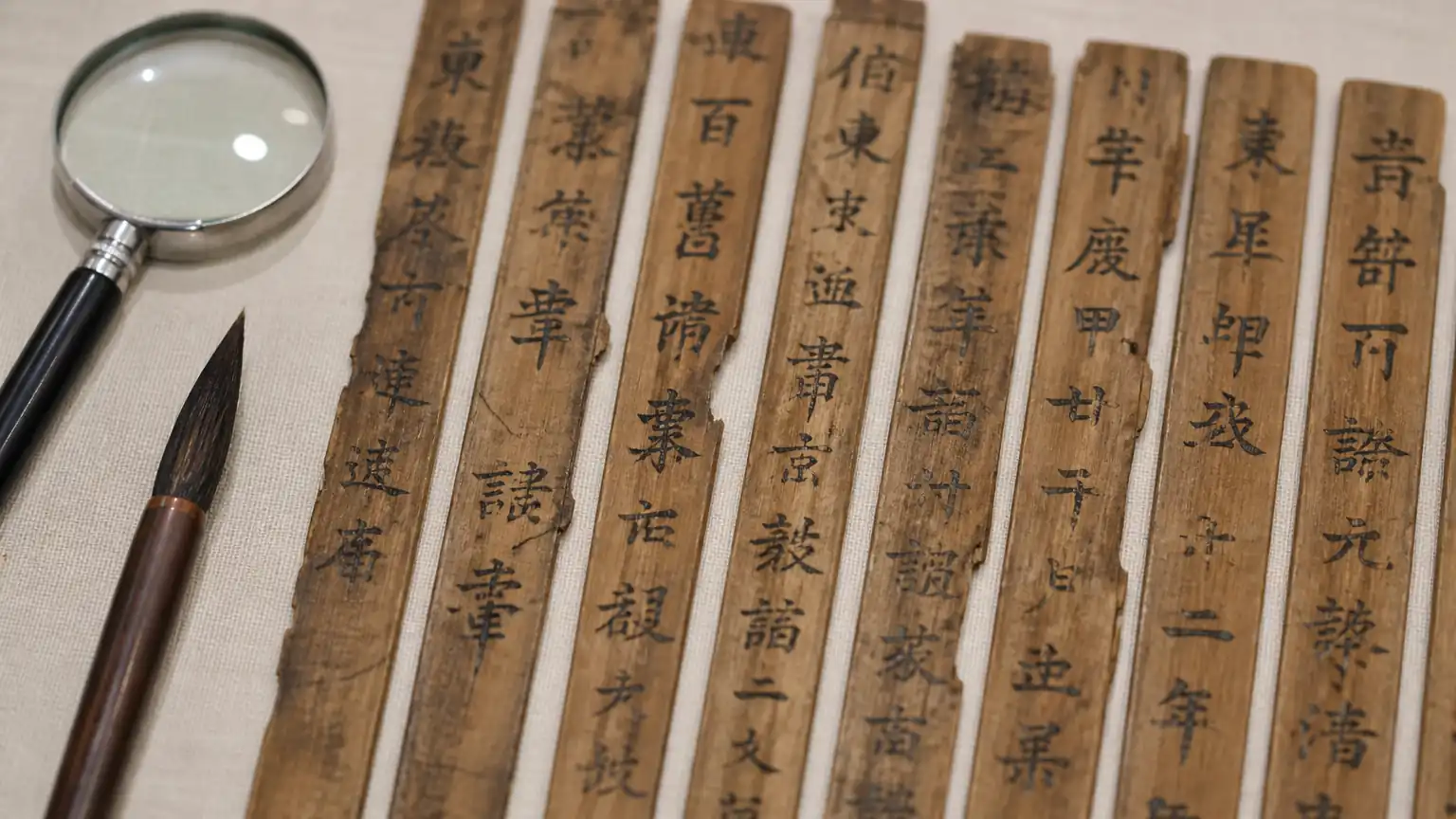 汉简墨迹原件特写图