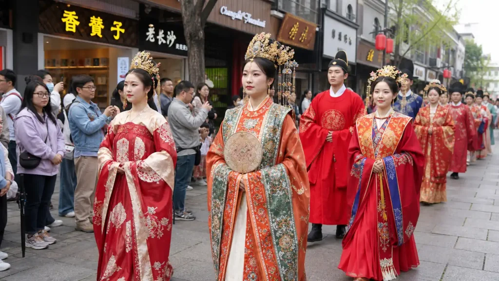 四朝婚俗里的中国式浪漫：从汉服巡游看礼与美