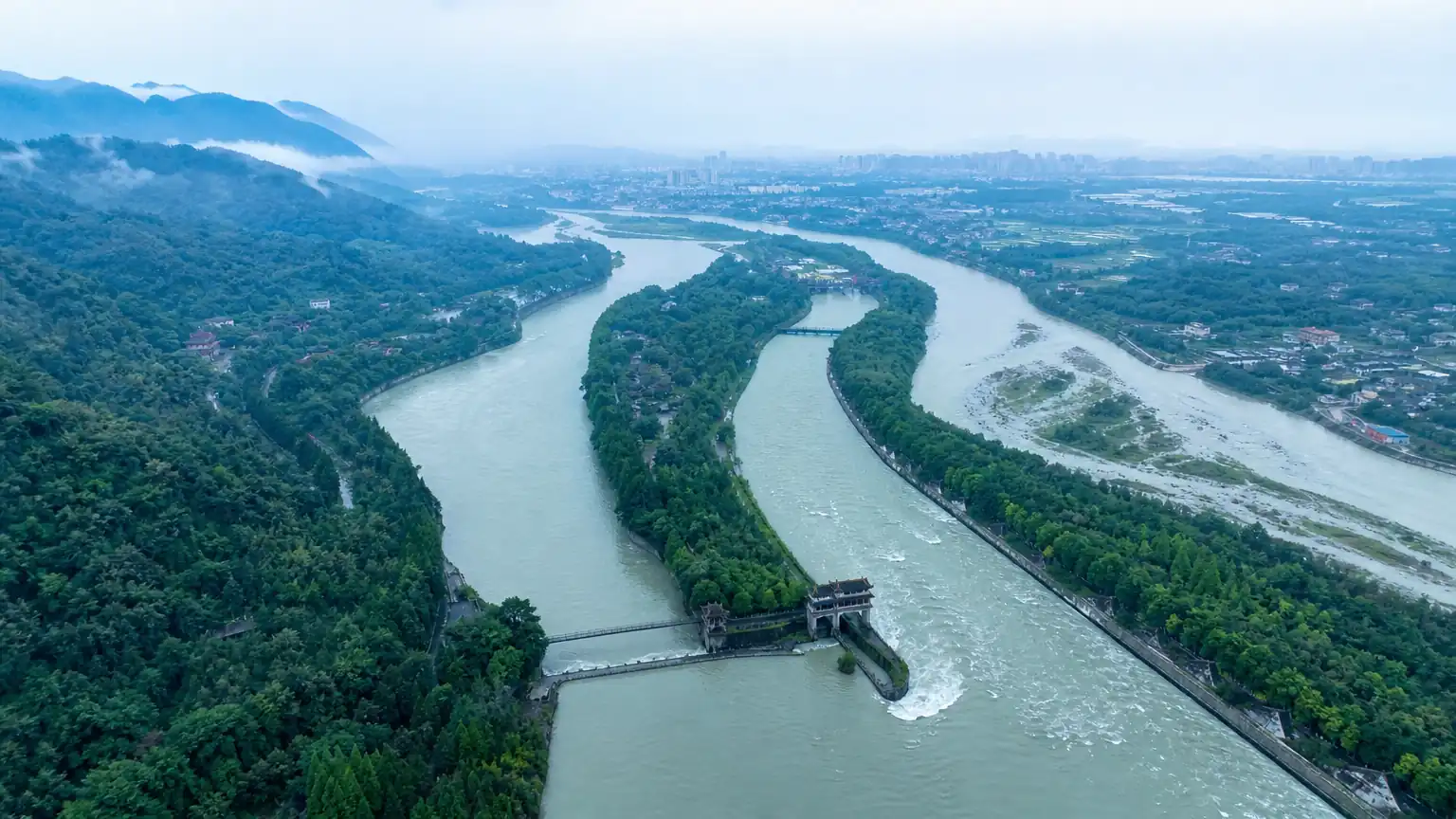 都江堰水利工程全景图