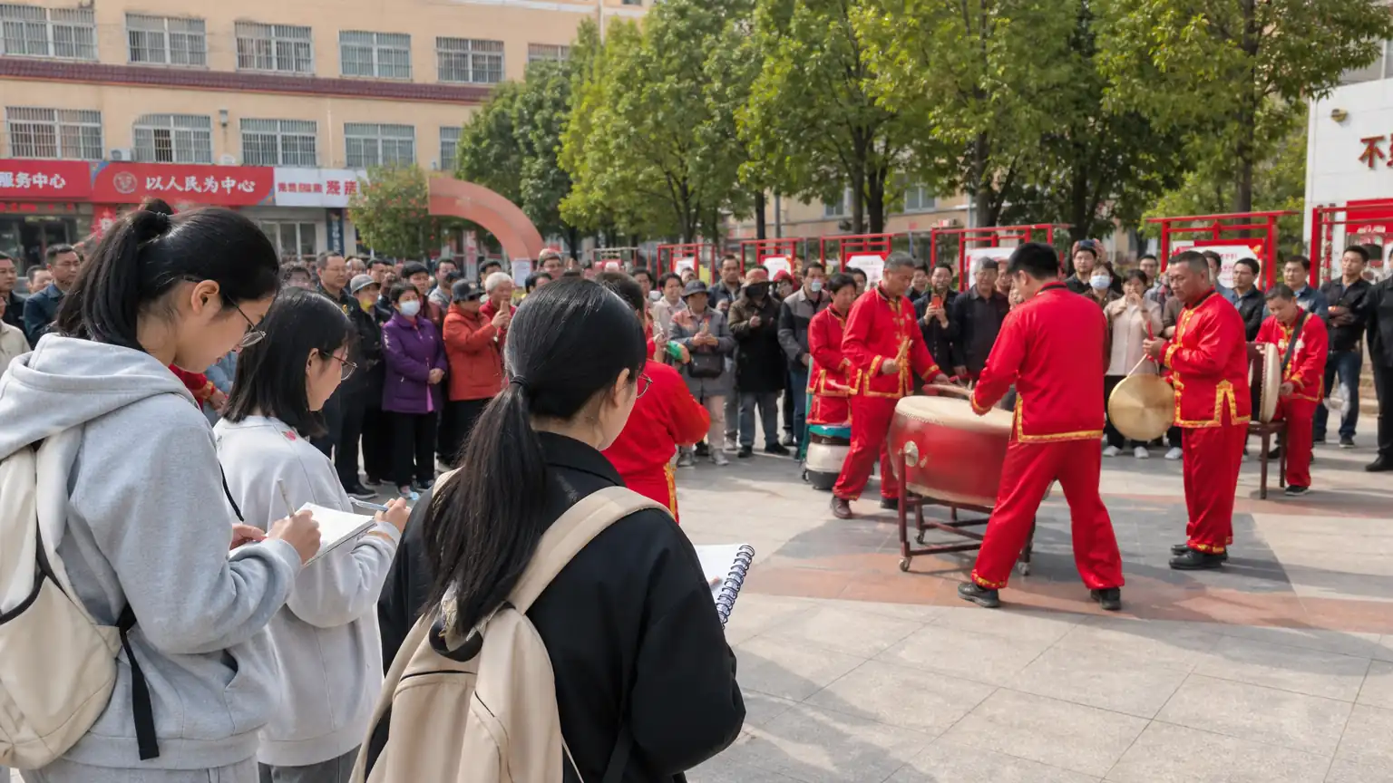 社区广场传统锣鼓演出场景图