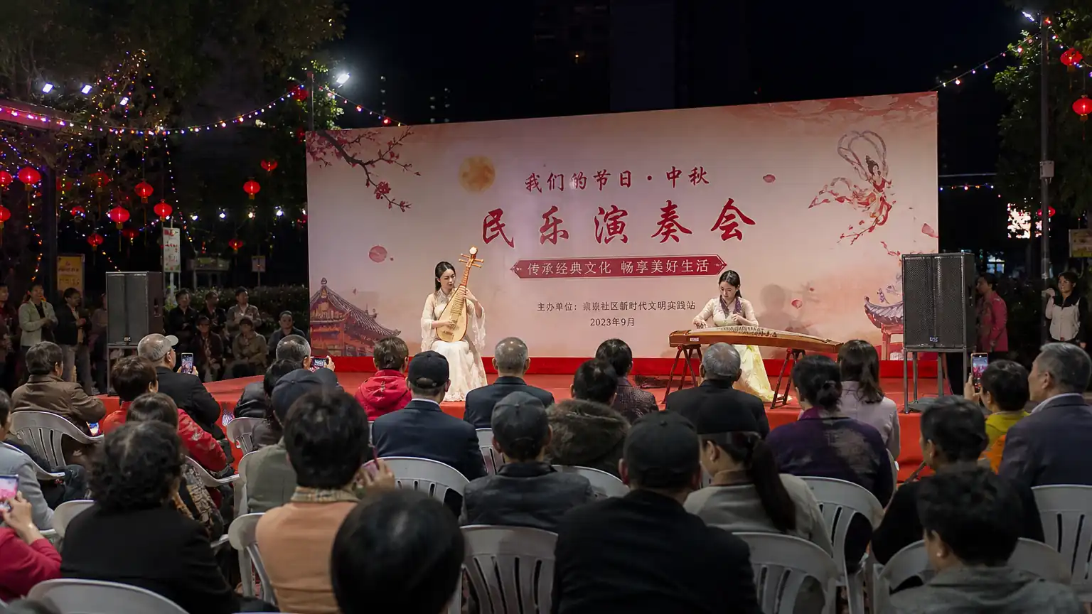 社区传统音乐展演场景图